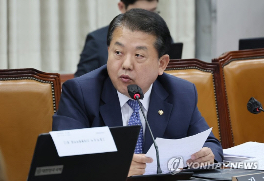 질의하는 김병주 의원. 연합뉴스